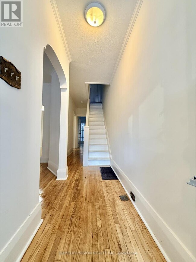 Photo du bâtiment - 49 Rawlinson Ave