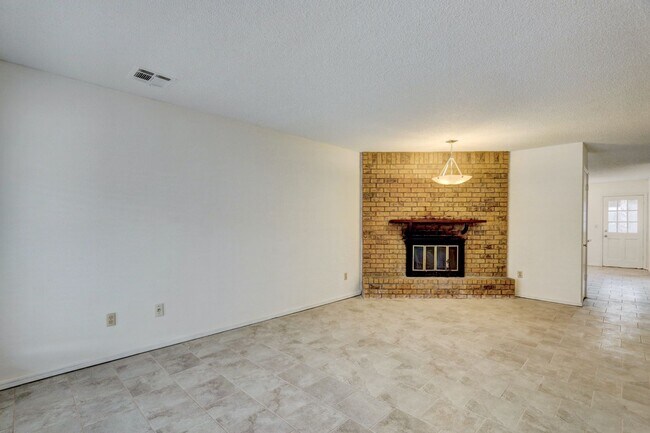 Photo - 208 Woodman Dr House