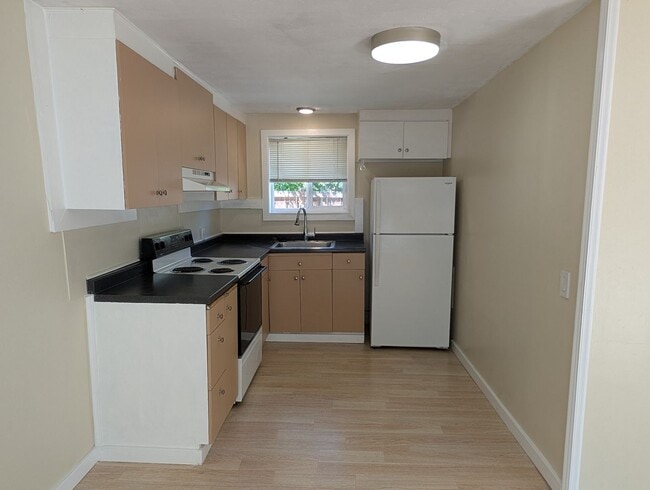 Building Photo - Cute 2 Bedroom house close to Lake Balling...