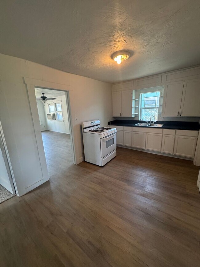 Foto del edificio - 3bedroom 1bathroom electric and water PAID...