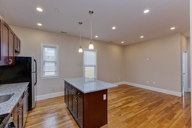 Building Photo - 388 Meridian St