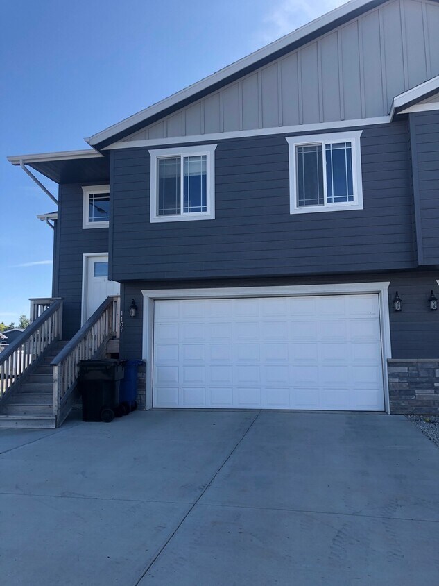 Building Photo - Townhouse for rent in Dickinson