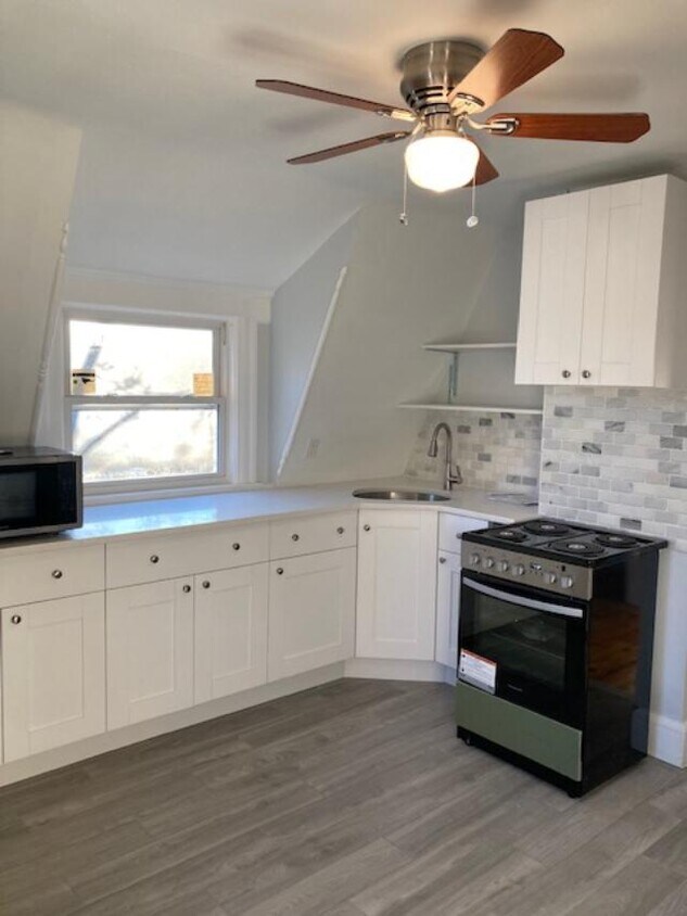 new kitchen stove, new cabinets and tiles - 268 Valley St