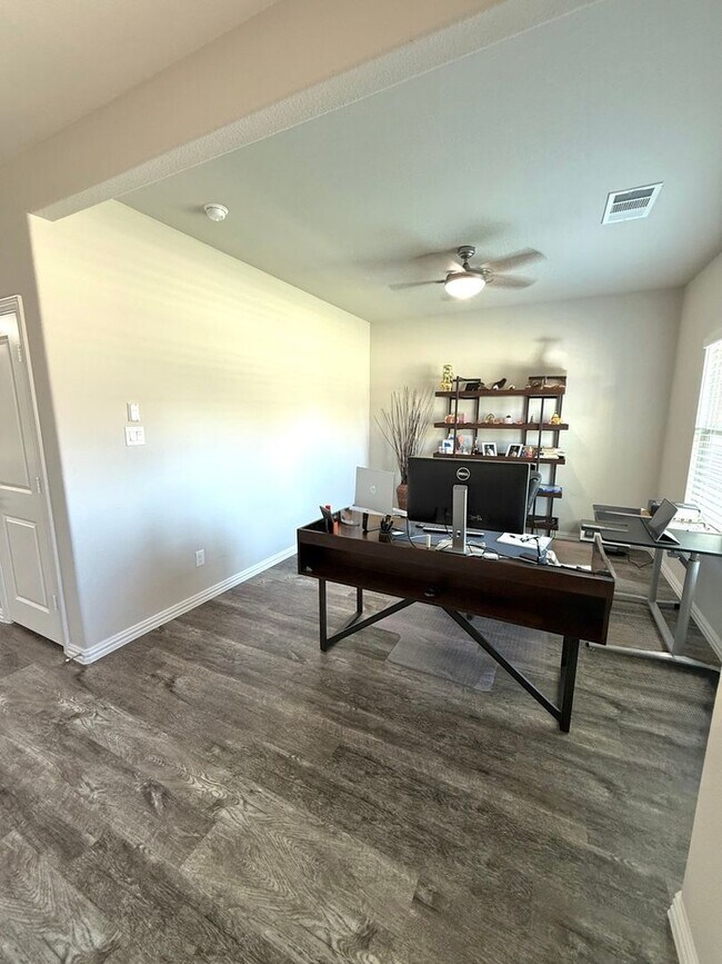Building Photo - Spacious 4BR4B with Flex Room & OverSized ...