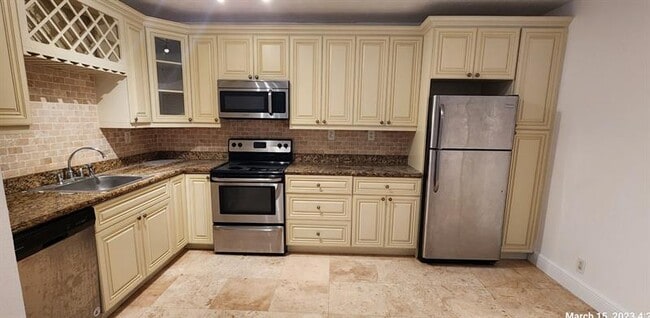 Foto del edificio - 530 NE 15th Ct