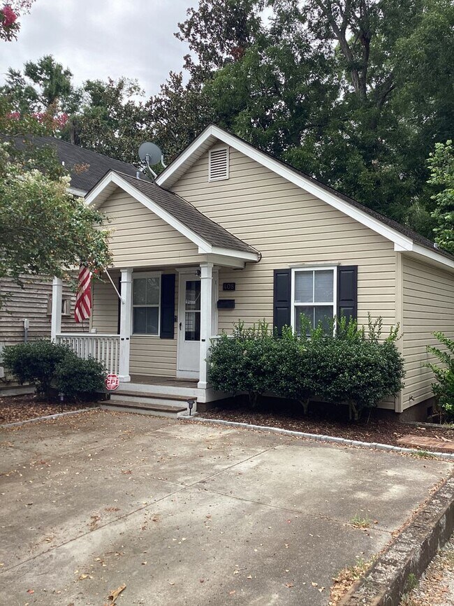 Building Photo - DOWNTOWN WILMINGTON - 2 BD/1 BA - 2 blocks...