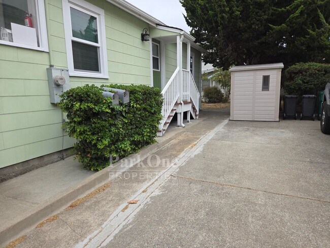 Foto del edificio - 979 Stannage Ave