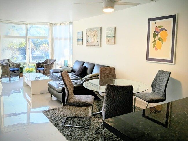 Foto del edificio - 3375 N Country Club Dr