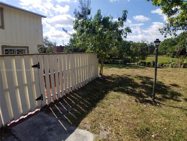 Foto del edificio - 5834 NW 21st St