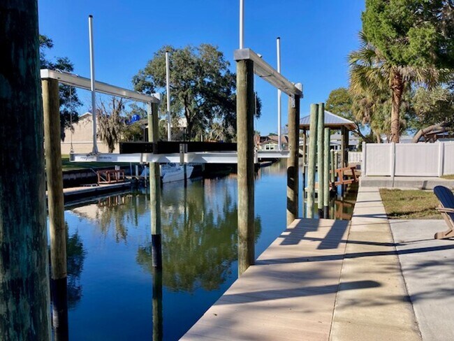 Foto del edificio - Newly remodeled waterfront home!