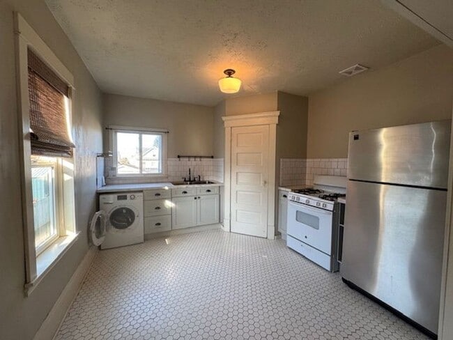 Foto del edificio - 1906 Hoyt Ave