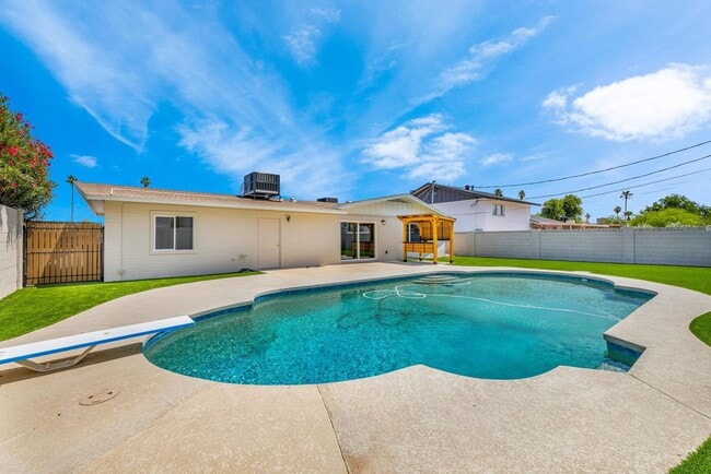 6 Bedroom/4 Bath - Fully Remodeled - 6 Bedroom/4 Bath - Fully Remodeled House
