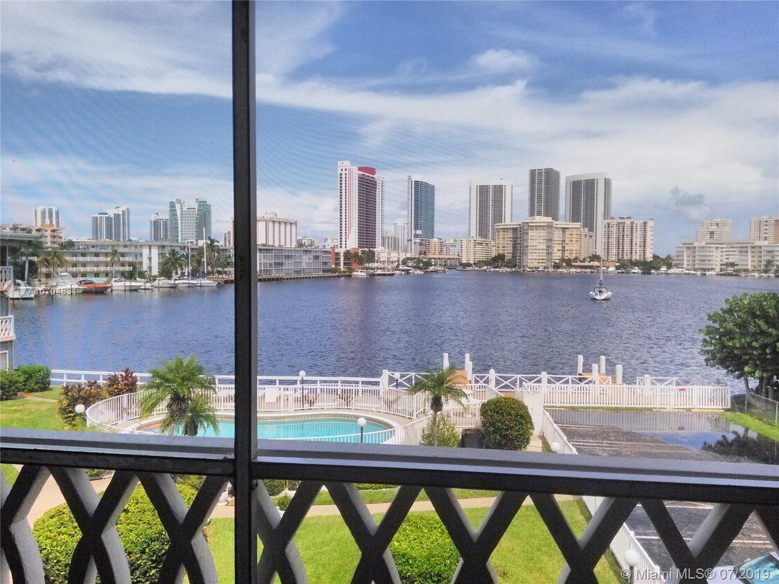 Foto principal - 450 Golden Isles Dr
