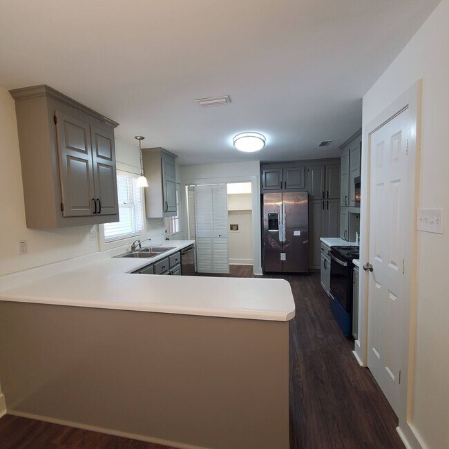 Building Photo - Charming 3-Bedroom Home on 1 Acre with Spacious Garage and Screened-In Porch