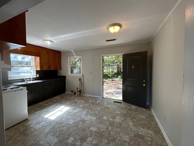 Building Photo - 5th- 308