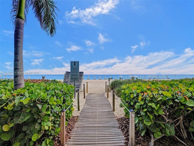 Foto del edificio - 15901 Collins Ave