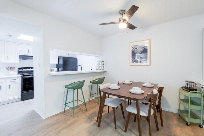 Foto del edificio - ReNew Towne Oaks
