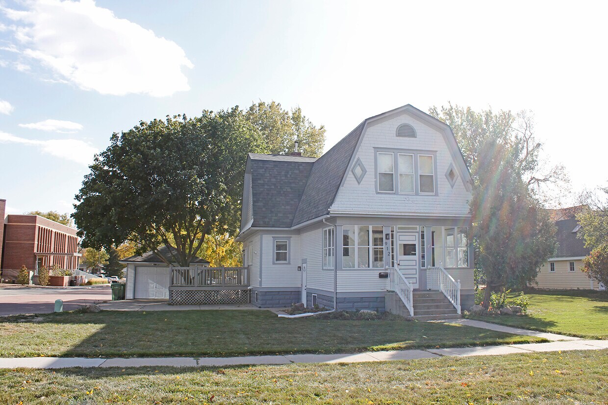 912 9th St, Brookings, SD 57006 House Rental in Brookings, SD