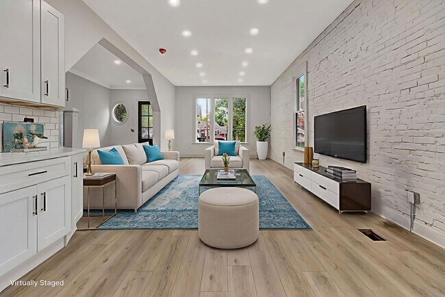 Foto del edificio - Spacious Newly Renovated 5-Bedroom Home wi...