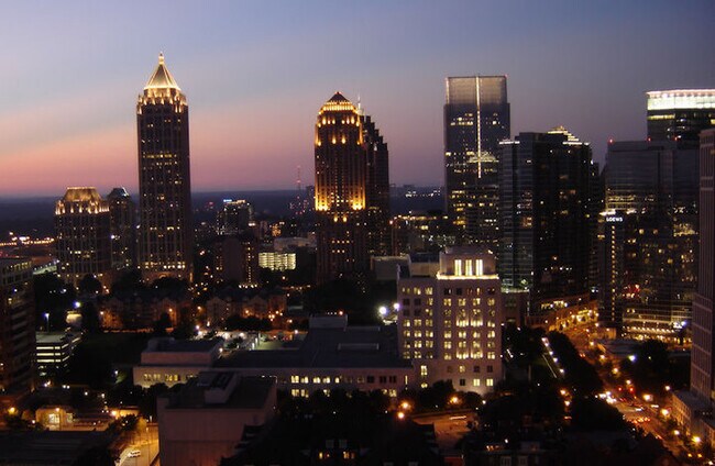 Piso 26 (vista nocturna real) mirando hacia el norte de Midtown... - 860 Peachtree St NE