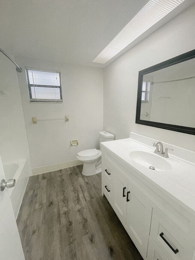Foto del edificio - Beautifully updated 2/2, Available Now!