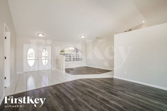 Primary Photo - 2556 SW 28th Ave
