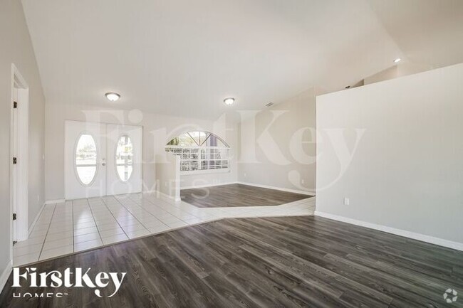 Building Photo - 2556 SW 28th Ave