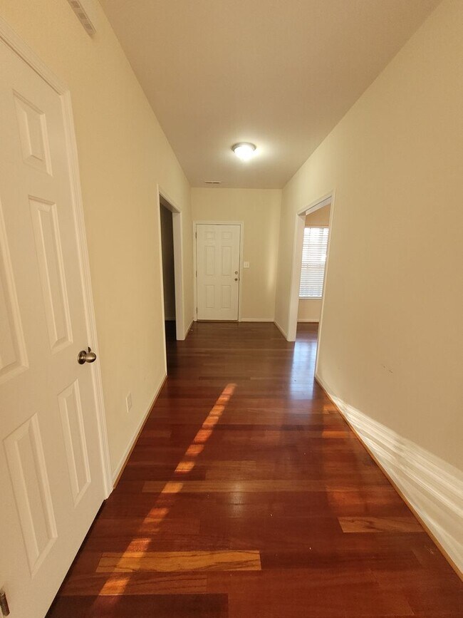 Foto del edificio - 8351 Thomas Jefferson Way