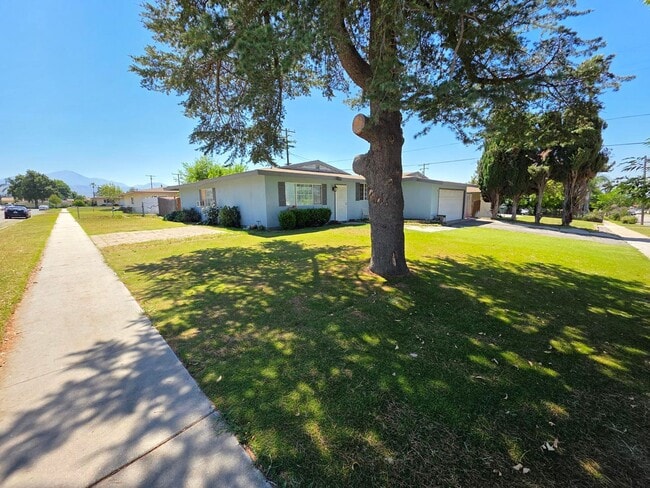Building Photo - Charming 3-Bedroom Home on Spacious Corner...