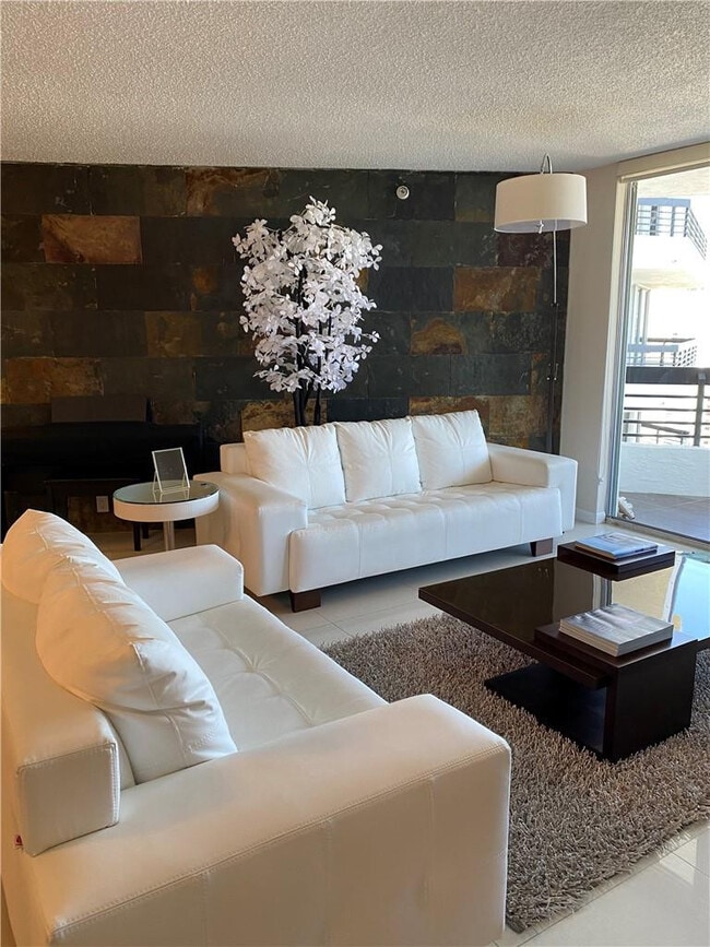 Foto del edificio - 3500 Mystic Pointe Dr