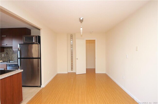 Building Photo - 44 Strawberry Hill Ave