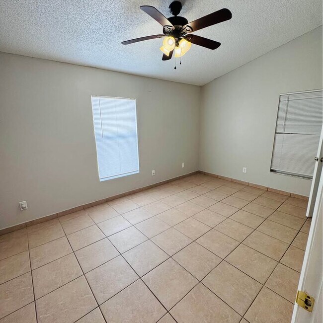 Foto del edificio - 9355 Dearmont Ave