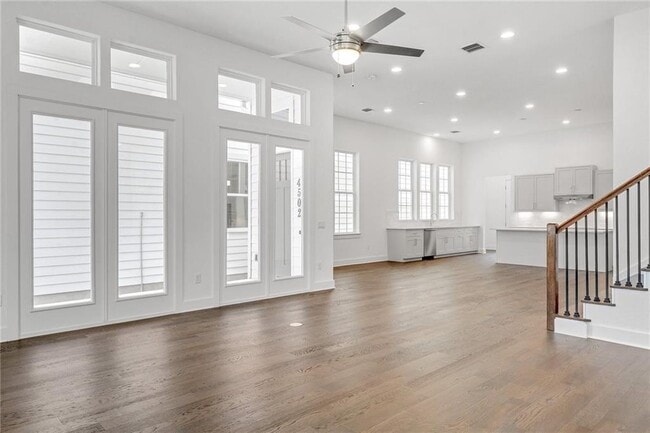 Foto del edificio - 4502 Grassland Dr