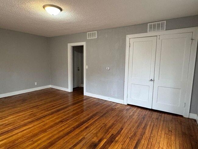 Foto del edificio - 824 Tremont Ave