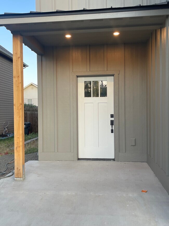 Building Photo - 1502 S E Landen Dr