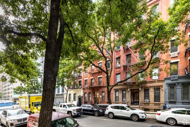 Building Photo - 352 E 89th St