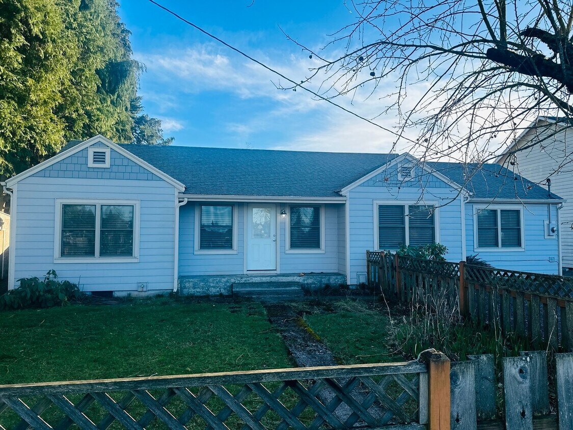 Foto principal - Charming Updated Home Centrally Located