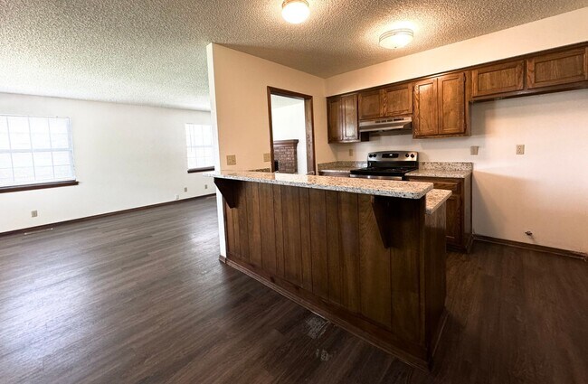 Building Photo - Gorgeous 3 bedroom 2 bathroom duplex