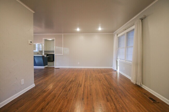 Building Photo - 3 Bed 1.5 Bath Great Neighborhood!