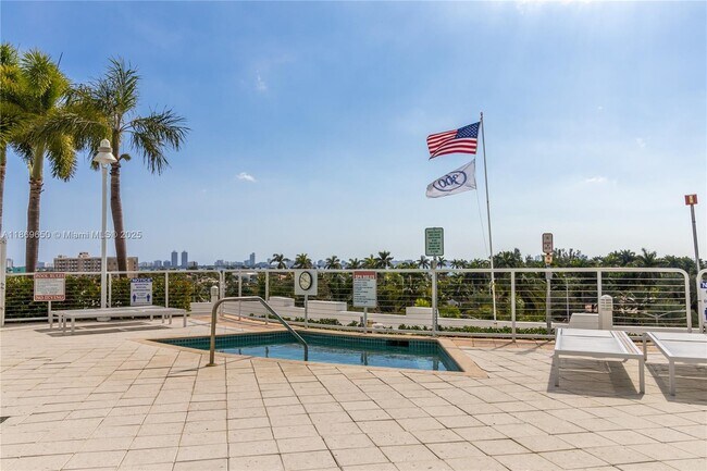 Foto del edificio - 7900 Harbor Island Dr