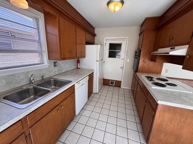 Foto del edificio - Huge fenced yard, charming 3-bedroom Norman home ready for move in!