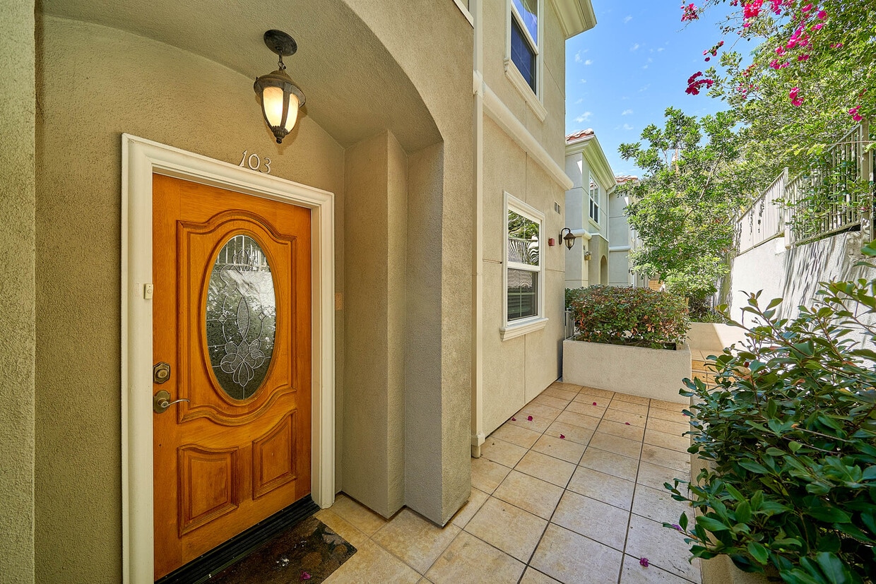 Foto principal - 2745 Montrose Ave