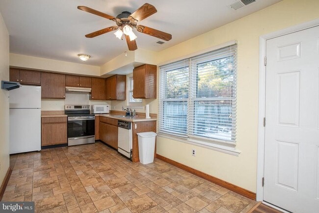 Building Photo - 225 Cedar Dr