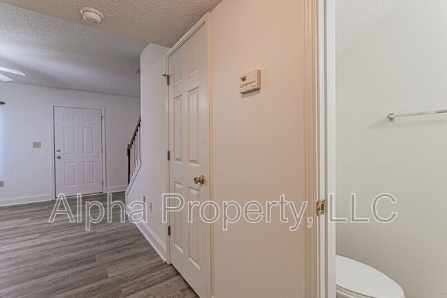 Building Photo - 645 Bear Dr