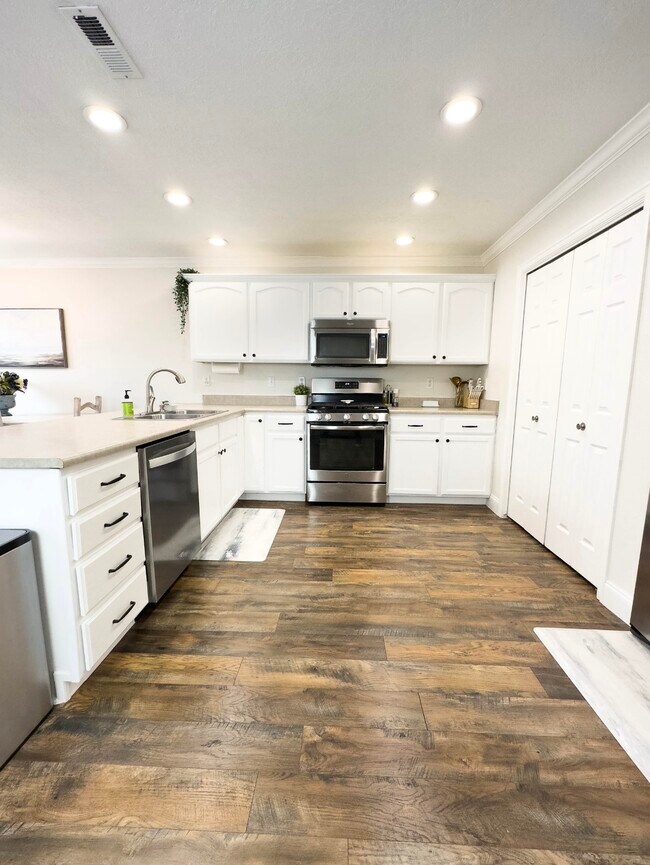 Kitchen fully equipped with stainless steel appliances - 927 W 630 S