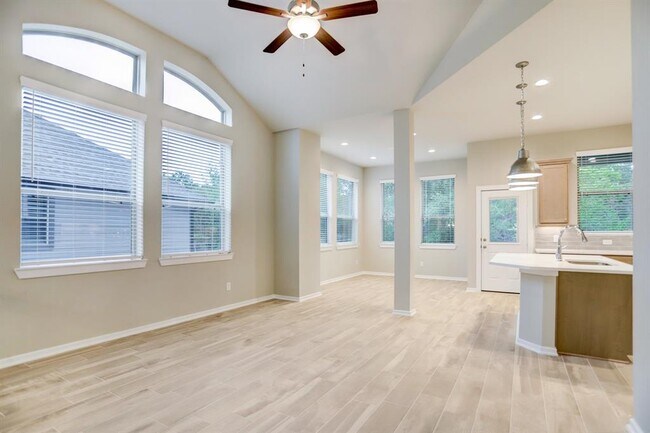 Foto del edificio - 575 Longleaf Pine Dr