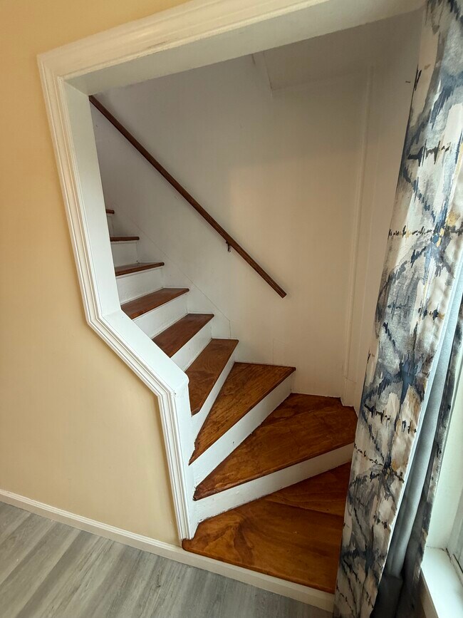 Escaleras - 56 House St