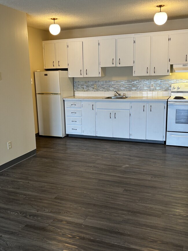 Building Photo - 9625-9156 156 St NW