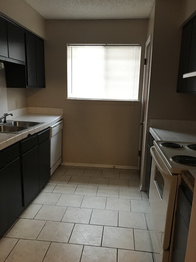 Building Photo - 8845 GSRI Ave
