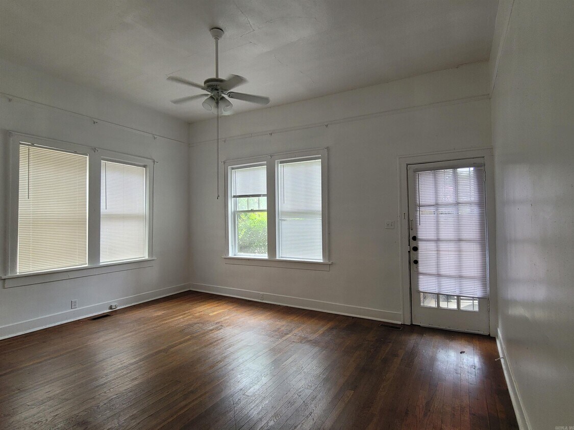 Primary Photo - 410 W 9th St